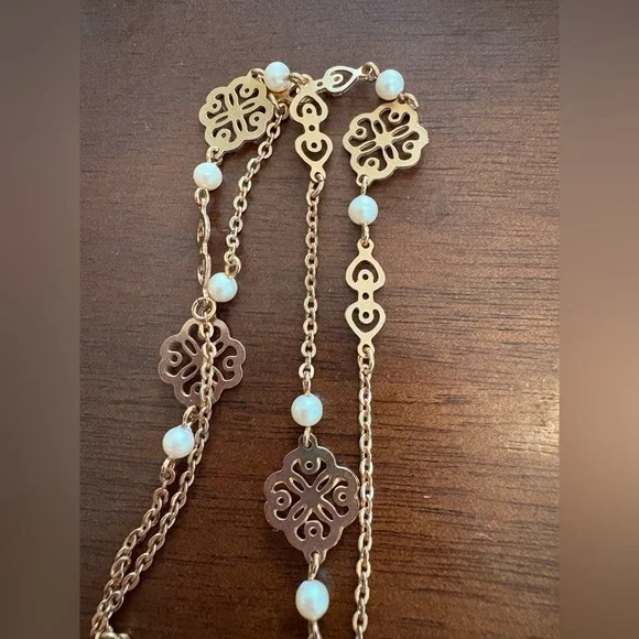 Avon Gold and White Necklace - Picture 2 of 3